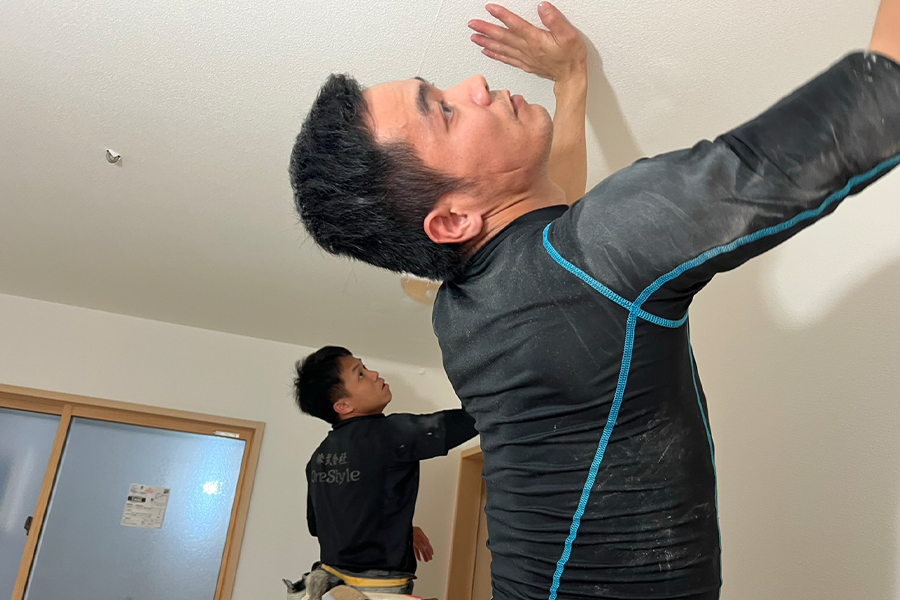 未経験から立派なクロス職人へ!